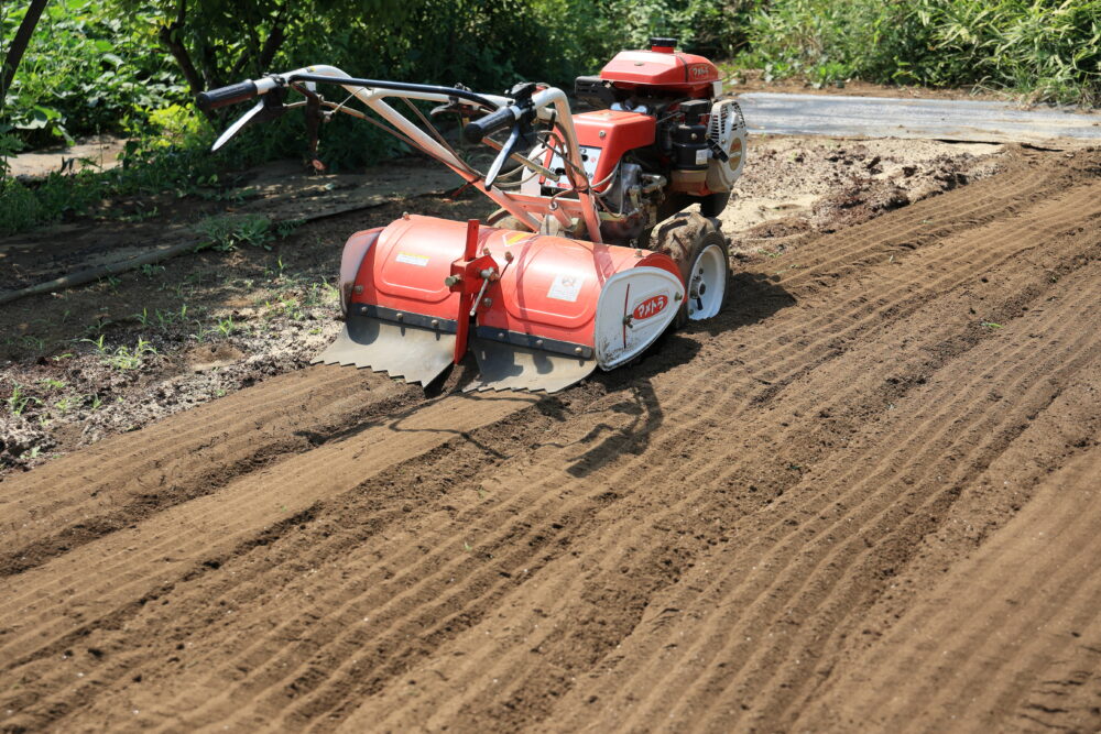 耕運機があればベストだが、クワやスコップでもOK!