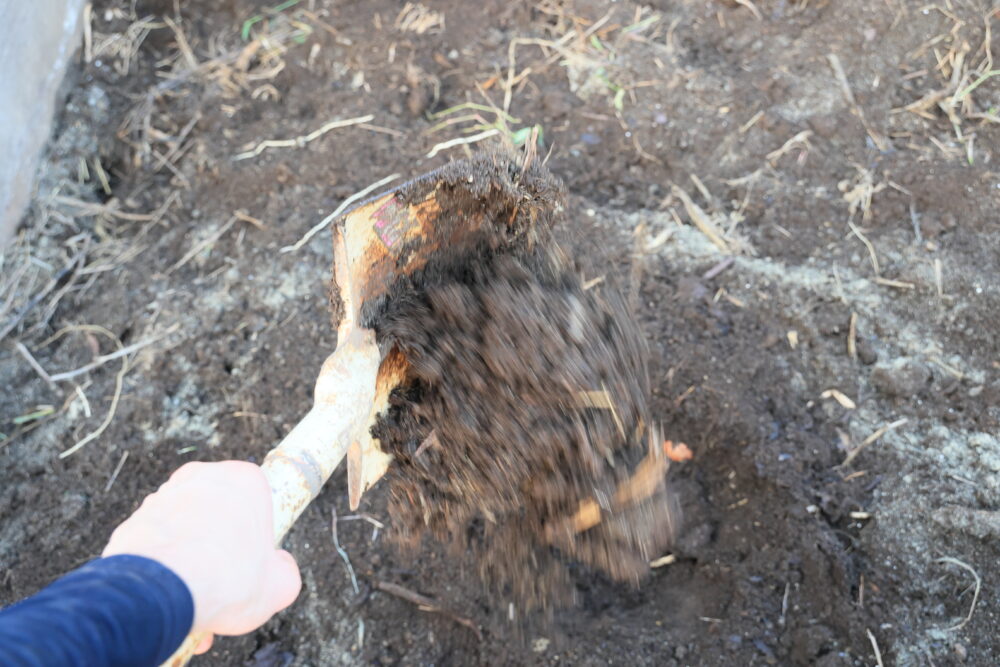 残渣・資材・土を良く混ぜる