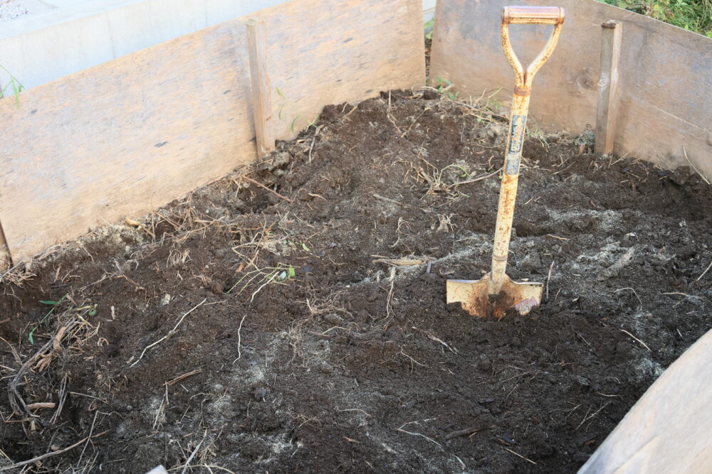 １～３か月ほど置くと微生物たちによって有機物が分解され、堆肥になる