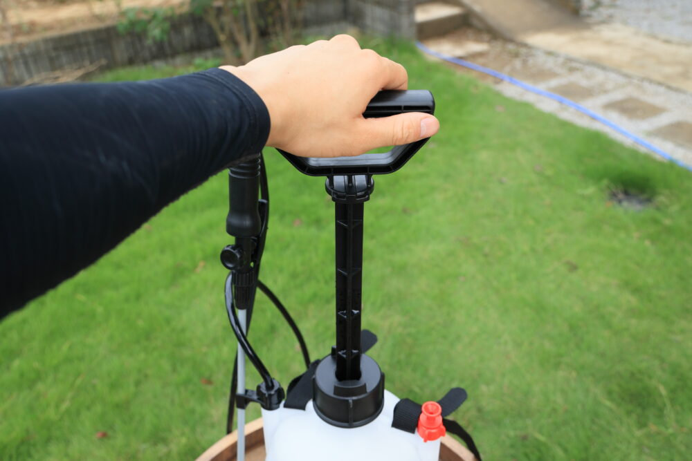 ポンプハンドルを上下に動かす様子