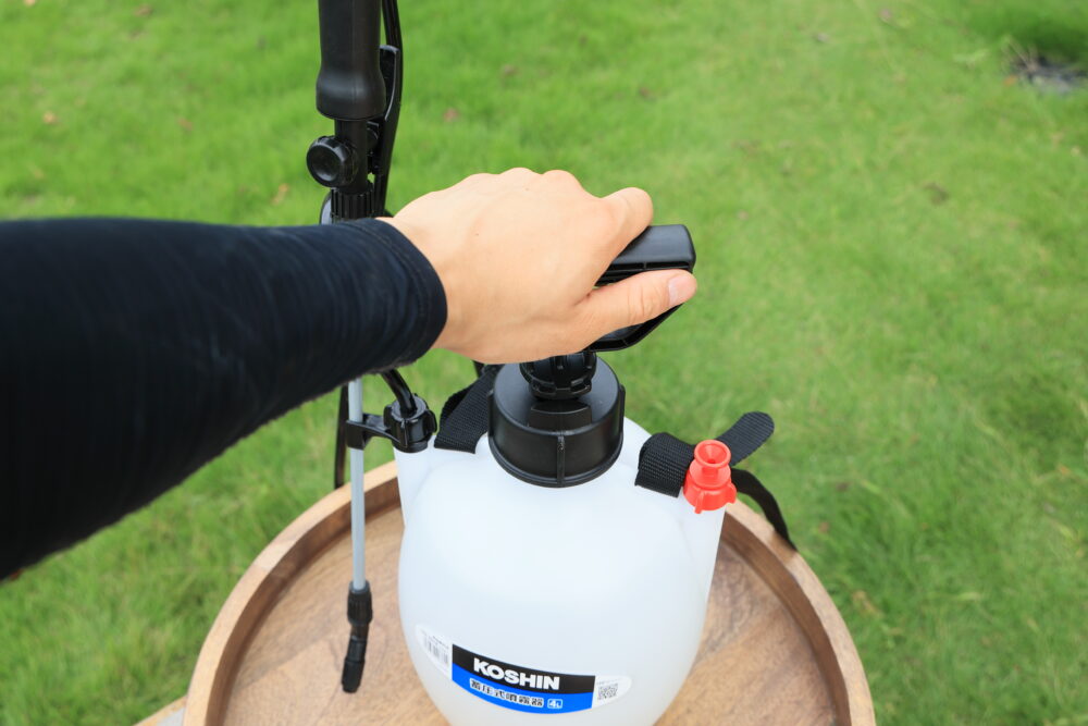 ポンプハンドルを上下に動かす様子