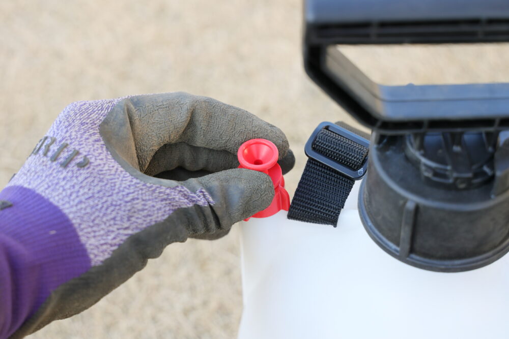 赤い安全弁レバーを引く様子