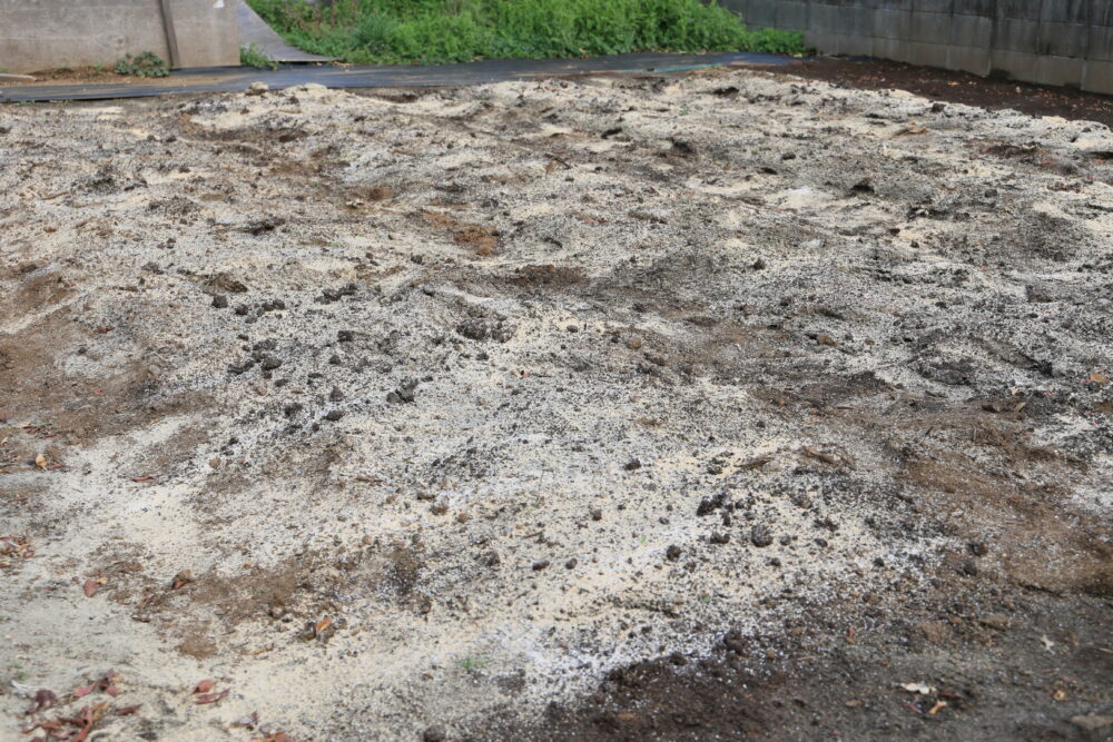 牛糞堆肥を使う量の目安は「１㎡あたり約３L」