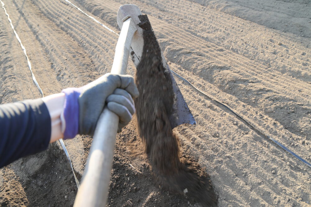 すくった土はヒモの内側に盛り上げる