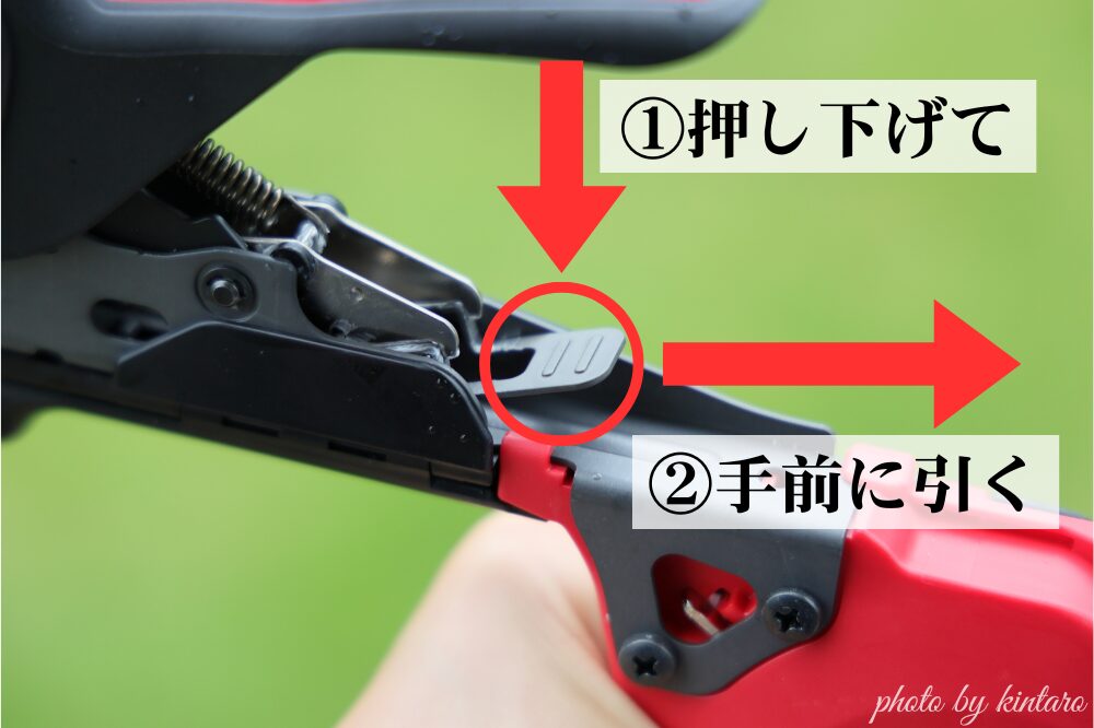 針を押し出す棒（プッシャユニット）を引き出す様子