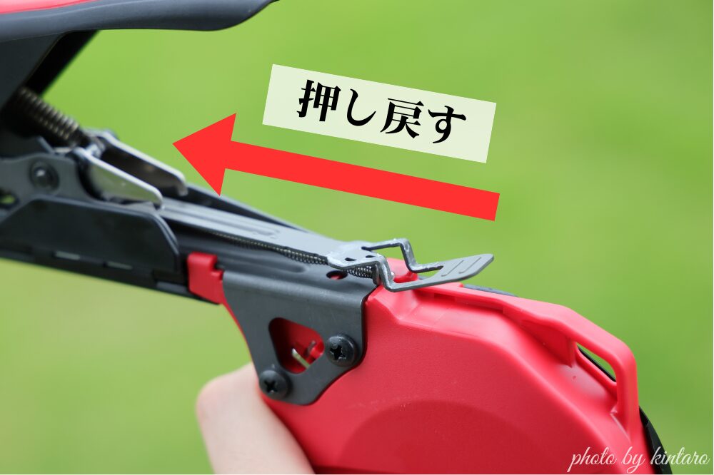 プッシャユニットを押し戻す様子