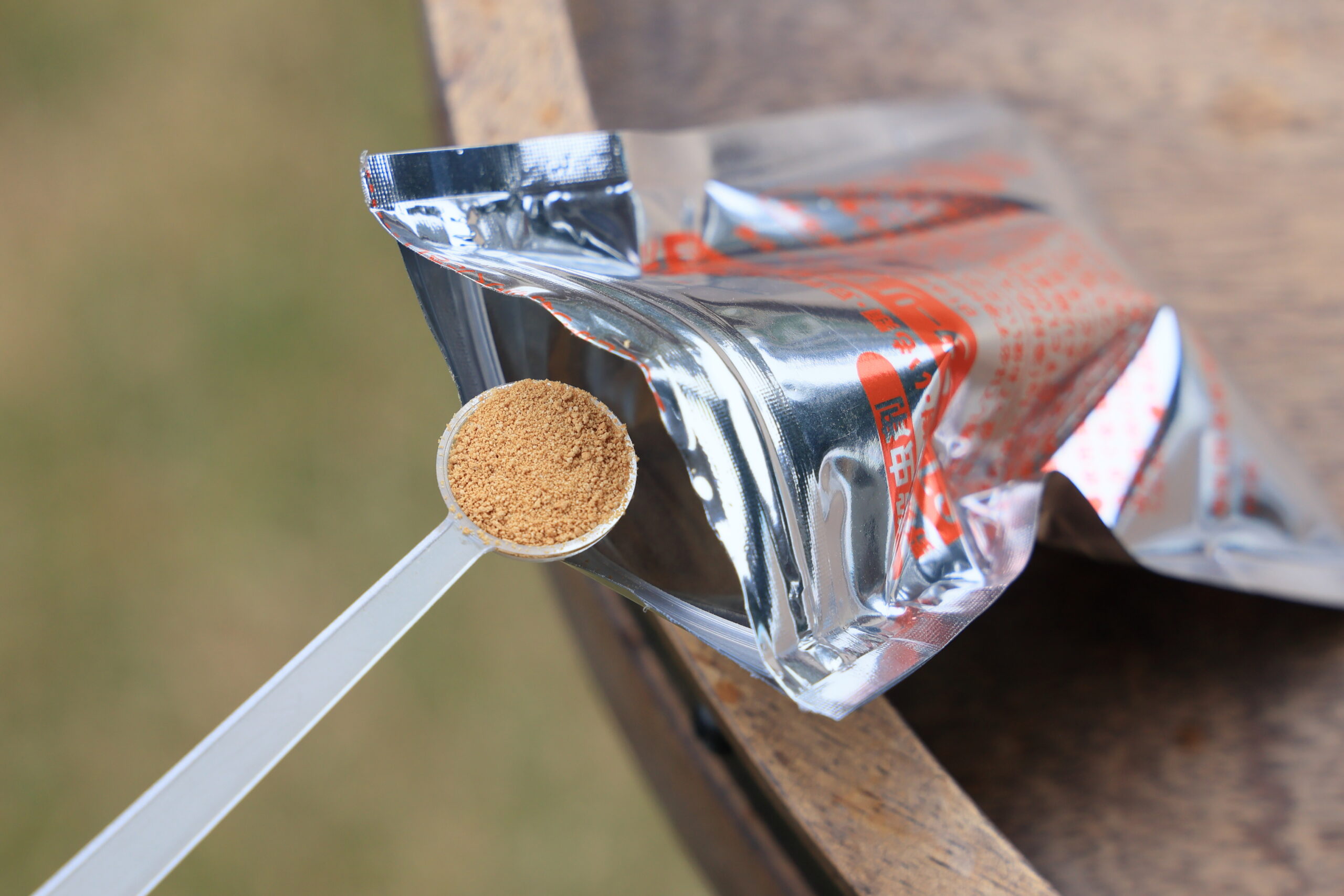 付属のスプーンはすり切り１杯で0.5g