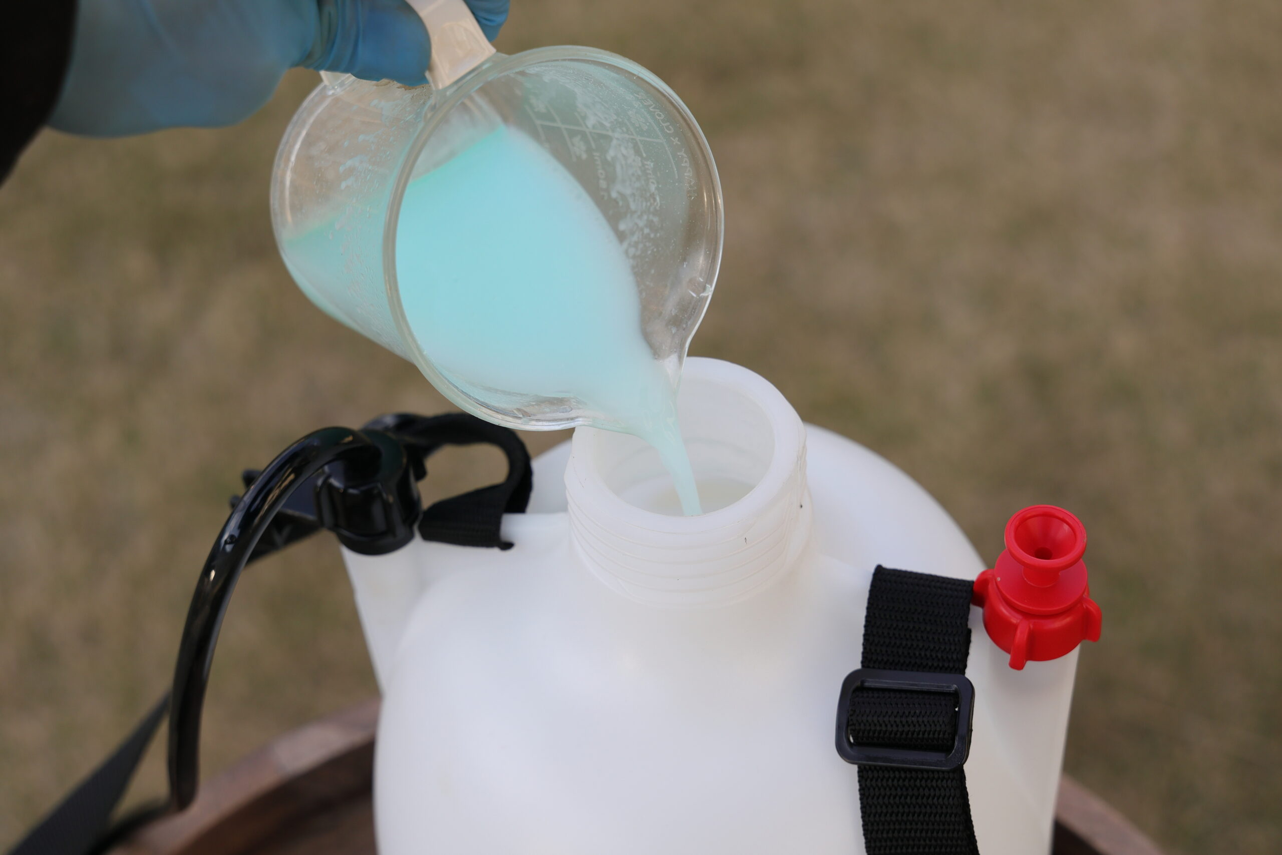 噴霧器に流し込む