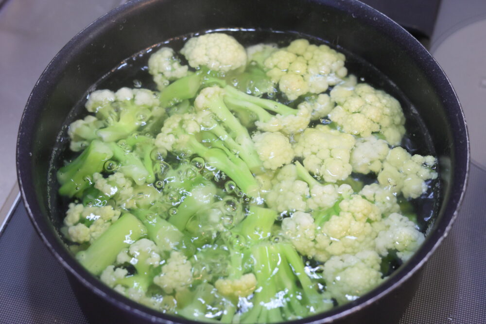 カリフローレを加熱すると茎が緑色になる